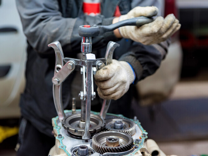 Opening of car automatic transmission by mechanic